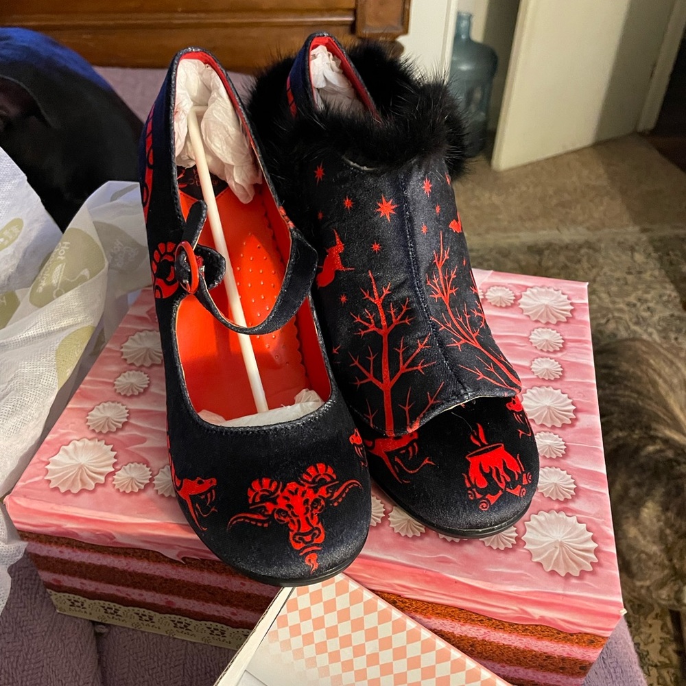 The original hot chocolate designs Salem heels.  11/41